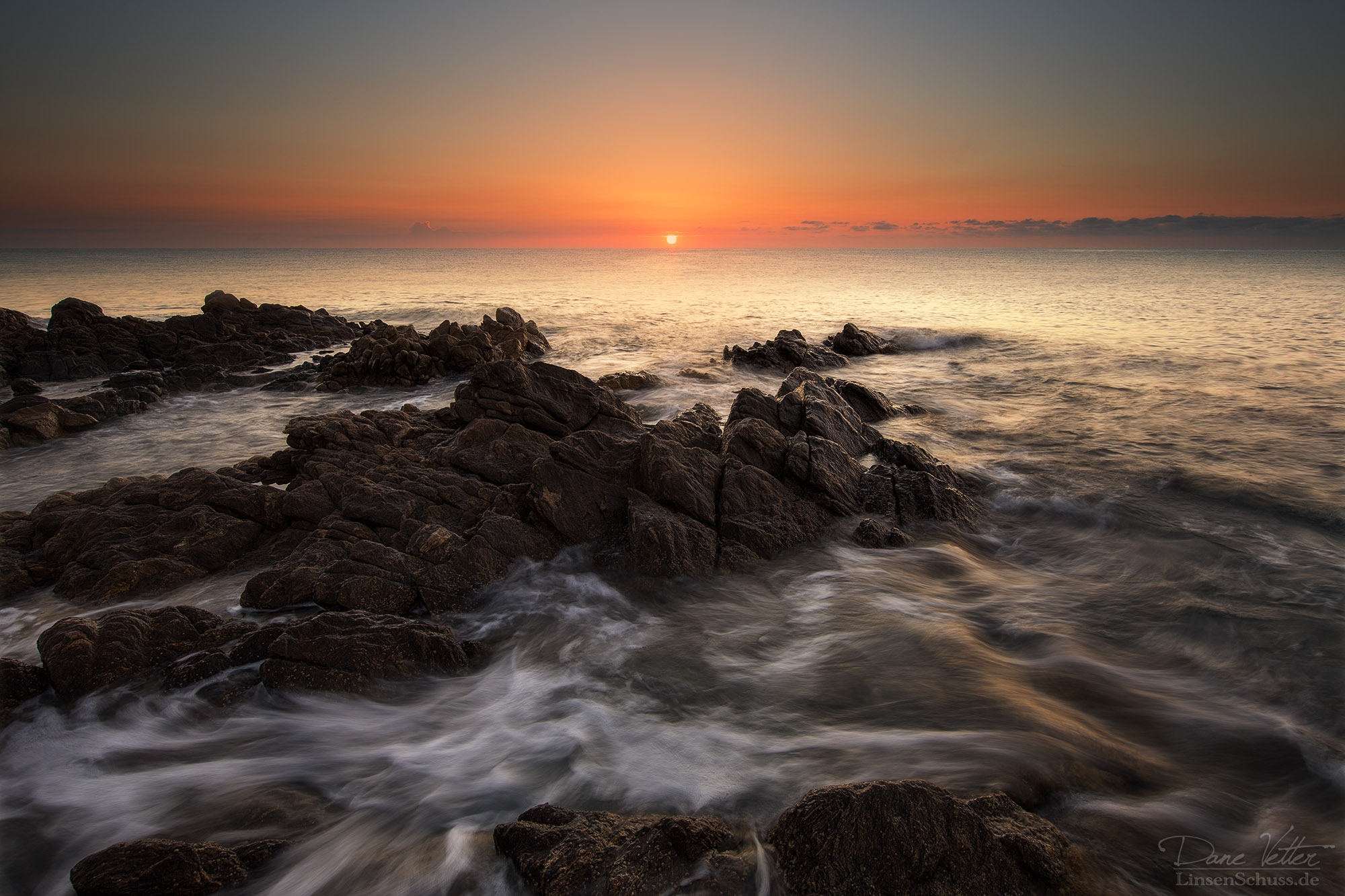 Sonnenaufgang am Strand von Sardinien